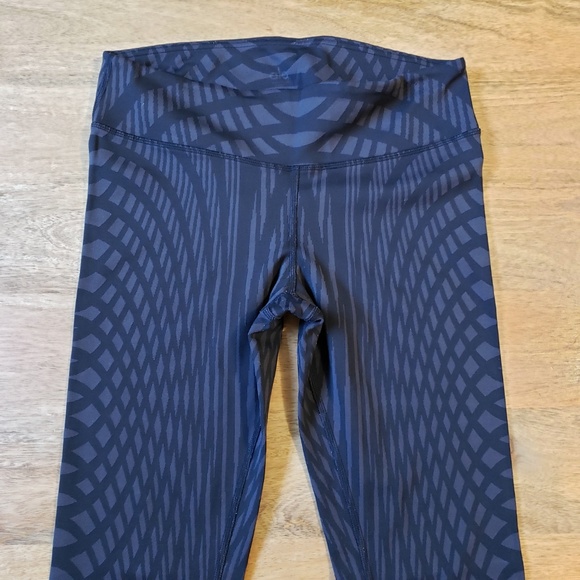 ALO Yoga Pants - Alo Yoga Cropped Workout Leggings Printed Medium